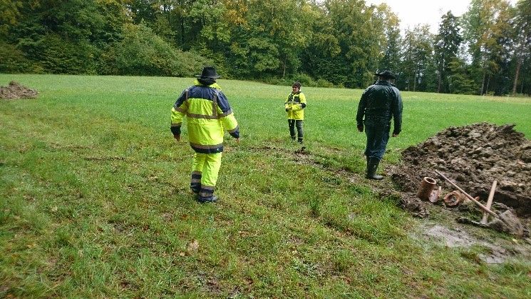 Die Drainageleitung am hinteren Bereich zum Waldrand wird kontrolliert 