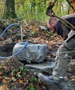 Dominic Tanner beim Setzen des Brunnensteins